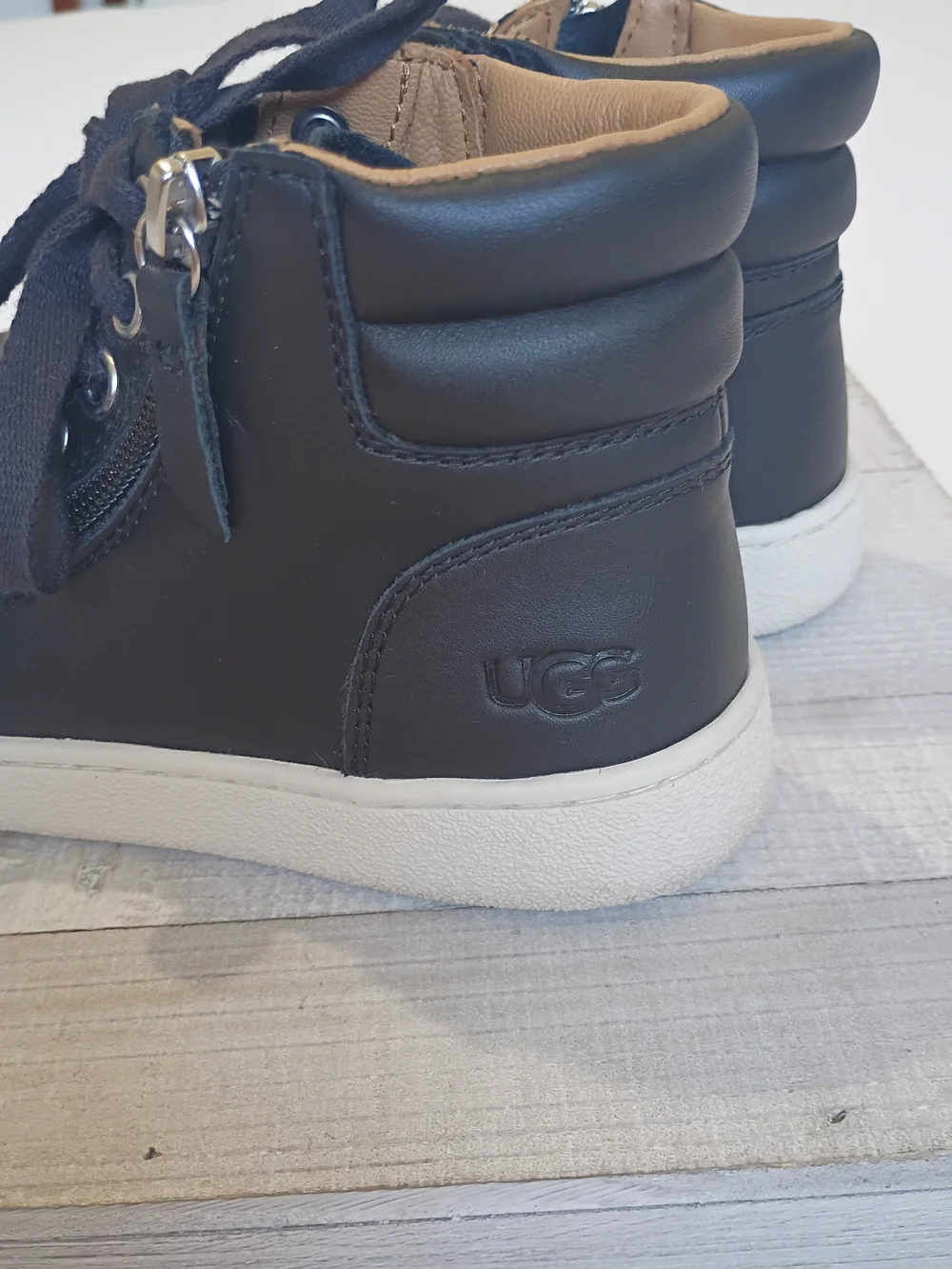 UGG Olive women's high-top sneakers in black leather With Side Zipper Size 5